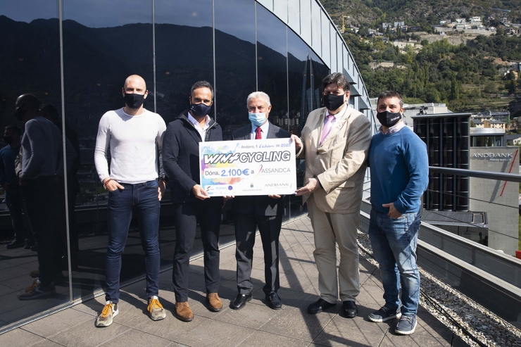L'entrega del xec per part del conseller d'Esports i Joventut del comú d'Andorra la Vella, Alain Cabanes, i el sotsdirector general banca país d'Andbank, Josep Maria Cabanes, al president d'Assandca, Josep Saravia.